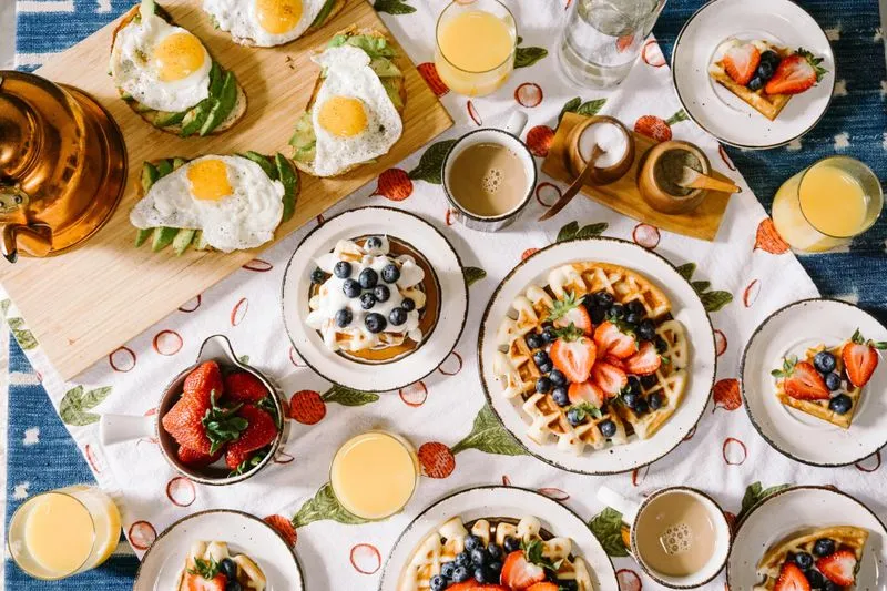 Mesa com um farto café da manhã saudável com várias opções para comer