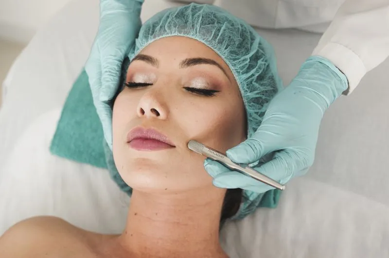 Mulher recebendo procedimento estético facial de um profissional