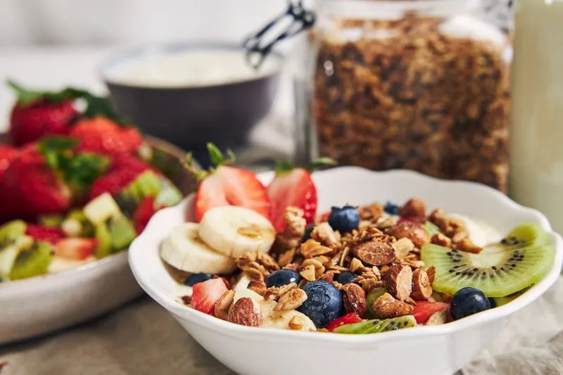 bowl com iogurte, granola de aveia e frutas