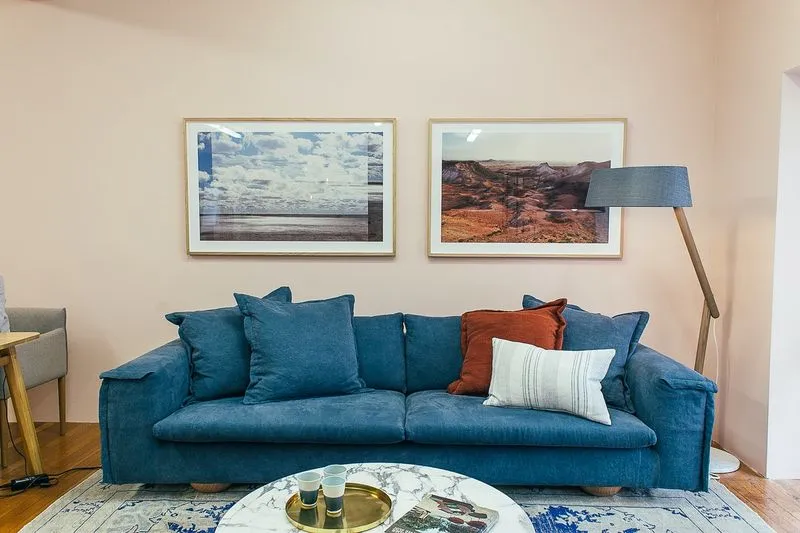 sala pequena aconchegante com sofá azul e itens decorativos