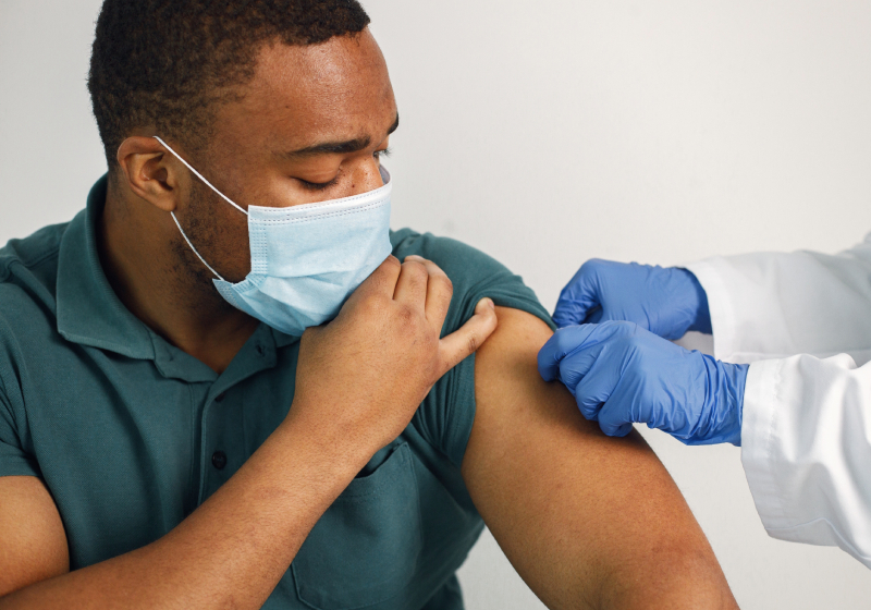 homem tomando vacina no braço
