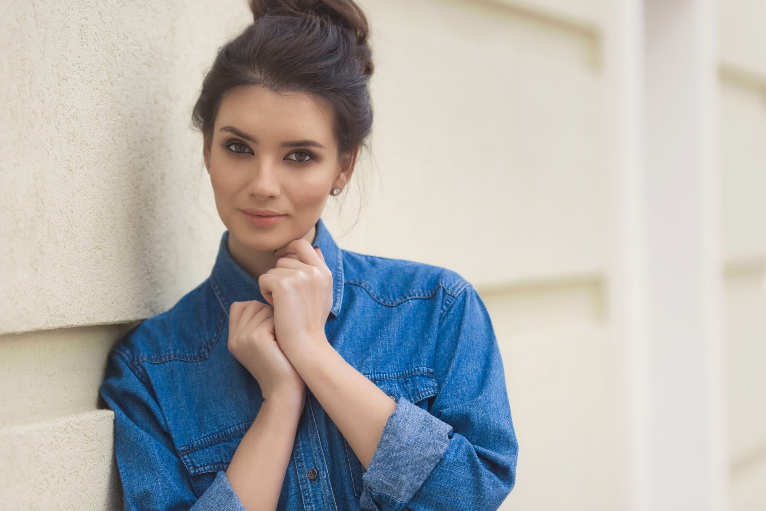 Mulher com camisa jeans azul escura